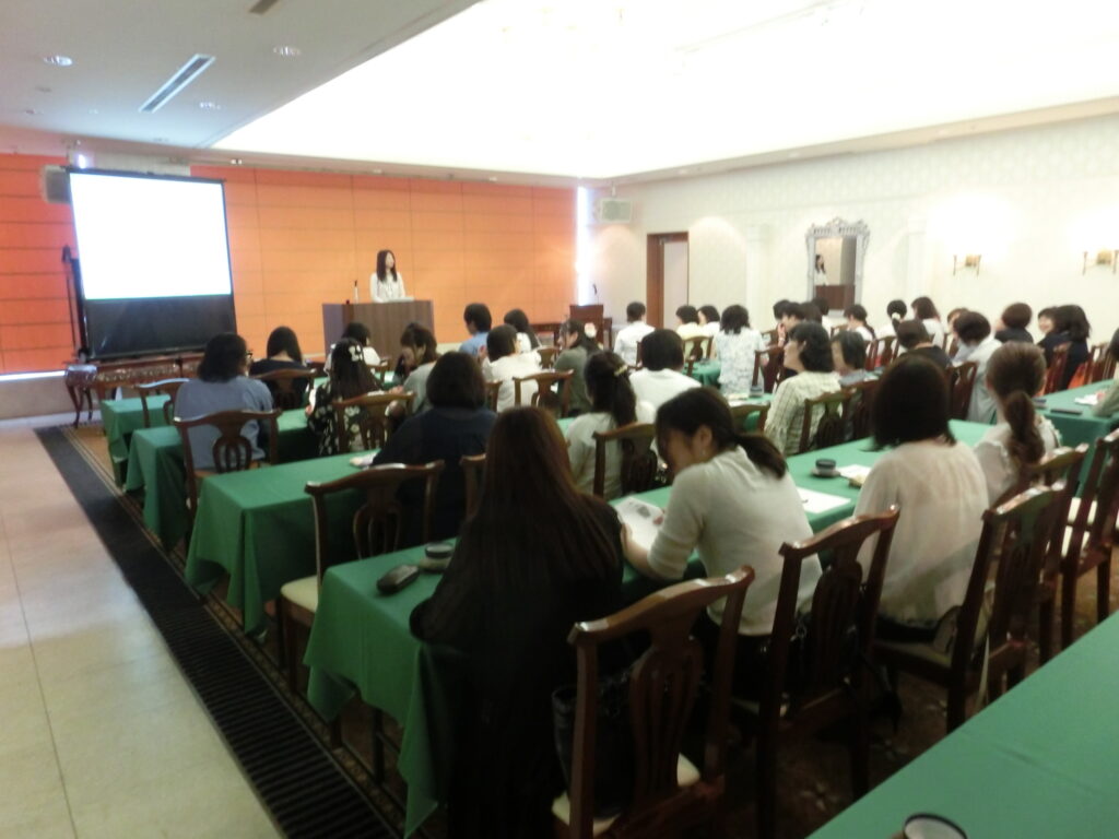 大阪府で女性向けアンガーマネジメント研修の講義風景