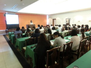 大阪府で女性向けアンガーマネジメント研修の講義風景