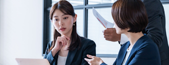 スーツ姿の若い女性